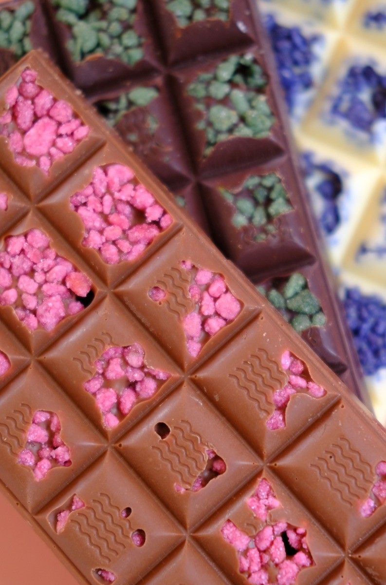 chocolat au lait à la rose, chocolat noir à la verveine, chocolat blanc à la violette