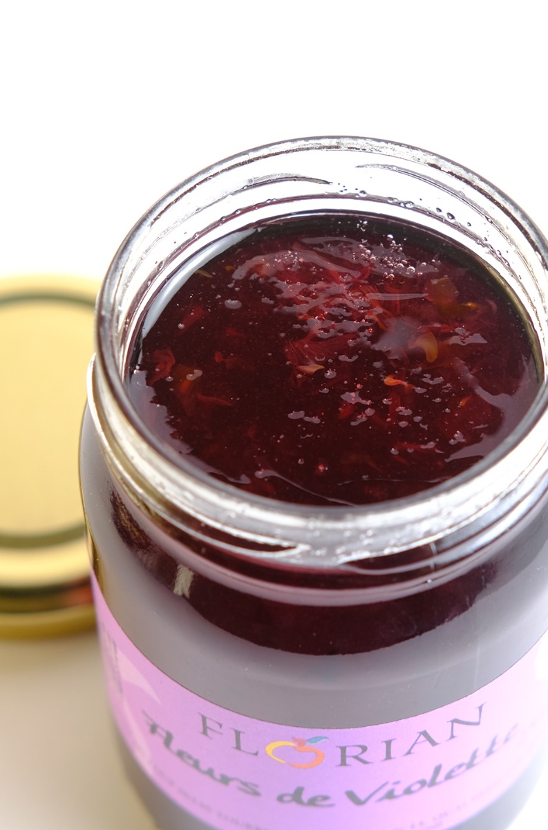 Délice de fleurs de violettes en pot de verre